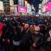 Umat Muslim melaksanakan salat Tarawih pertama Ramadhan di Times Square, New York City, Amerika Serikat, Minggu (10/3/2024). Adam Gray/AFP