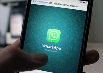 Ilustrasi aplikasi WhatsApp di ponsel (Pixabay/antonbe)