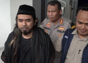 Polisi membawa Gus Samsudin untuk diperiksa di Polda Jatim, Kamis (29/2/2024) terkait konten viral aliran sesat tukar pasangan. [Dok.Antara]]