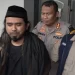 Polisi membawa Gus Samsudin untuk diperiksa di Polda Jatim, Kamis (29/2/2024) terkait konten viral aliran sesat tukar pasangan. [Dok.Antara]]