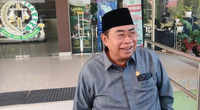 Anggota Komisi I DPRD Provinsi Gorontalo Adhan Dambea saat mendatangi Kantor Kejari Kota Gorontalo, Senin (25/3/2024).
(Putra/Gopos)