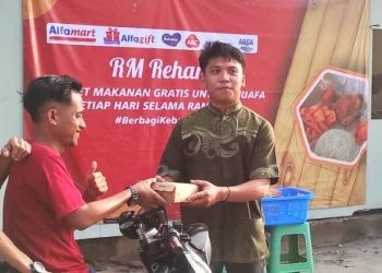 Warteg Gratis Alfamart memberikan paket buka puasa gratis kepada warga Kota Gorontalo.