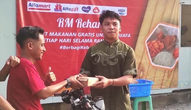 Warteg Gratis Alfamart memberikan paket buka puasa gratis kepada warga Kota Gorontalo.