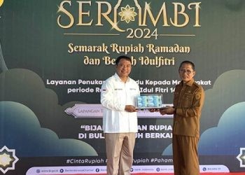Kepala Perwakilan BI, Dian Nugraha (kiri) dan Sekretaris Daerah Kota Gorontalo, Ismail Madjid (kanan) saat Penyerahan secara Simbolis Uang Kertas Bersambung Pada Kegiatan Layanan Penukaran Uang Terpadu di Lapangan Taruna Remaja. Senin (25/03/2024)