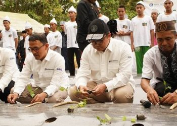 Kepala Perwakilan BI Gorontalo, Dian Nugraha (kedua kanan) bersama jajaran Deputi Kepala Perwakilan BI Gorontalo melakukan penananam bibit cabai di Pontren Hubulo, Jumat (15/3/2024). (Dok Humas BI Gorontalo)