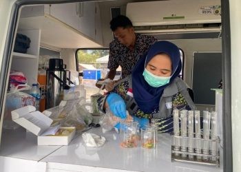 Petugas BPOM Gorontalo saat melakukan uji sampel makanan takjil di beberapa pusat jajanan di Kabupaten Bone Bolango, Kamis (14/3/2024). (F. Jihan/gopos)