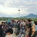 Suasana masyarakat yang berkumpul di Bendung Randangan di awal ramadan. (Laila/gopos)