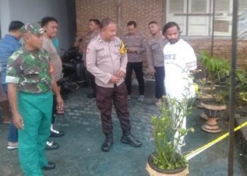 Petugas memasang garis Polisi di lokasi tempat ditemukan DK dalam kondisi tergeletak yang diduga akibat terkena sengatan istrik.