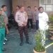 Petugas memasang garis Polisi di lokasi tempat ditemukan DK dalam kondisi tergeletak yang diduga akibat terkena sengatan istrik.