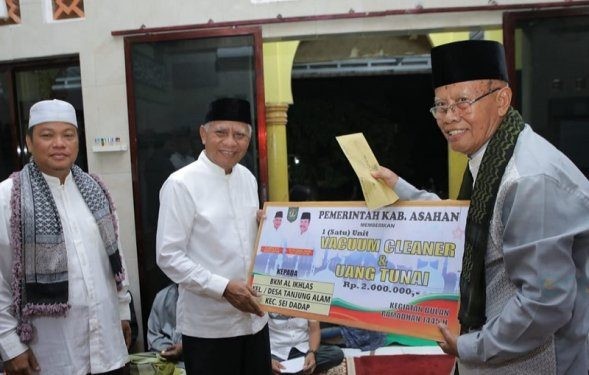 Bupati Asahan Surya menyerahkan bantuan secara simbolis kepada KPM Al Ikhlas pada kegiatan Safari Ramadan, Kamis (21/3/2024).