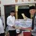 Bupati Asahan Surya menyerahkan bantuan secara simbolis kepada KPM Al Ikhlas pada kegiatan Safari Ramadan, Kamis (21/3/2024).