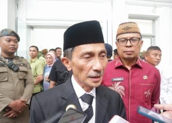 Bupati Gorontalo Nelson Pomalingo masih enggan berkomentar lebih jauh soal pembayaran THR untuk ASN Pemkab Gorontalo.(F. Abin/gopos)