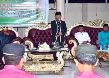 Bupati Pohuwato, Saipul Mbuinga, Memberikan Sambutan Prosesi Tanggeyamo, berlangsung di rumah jabatan Bupati Pohuwato, Minggu malam (10/3/2024). (F Humas Pemda Pohuwato)