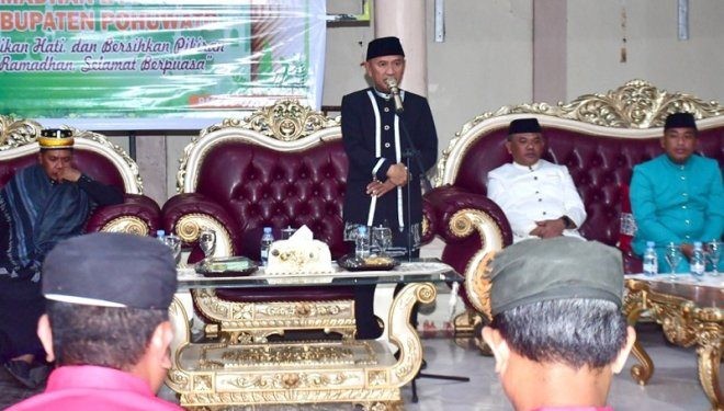 Bupati Pohuwato, Saipul Mbuinga, Memberikan Sambutan Prosesi Tanggeyamo, berlangsung di rumah jabatan Bupati Pohuwato, Minggu malam (10/3/2024). (F Humas Pemda Pohuwato)