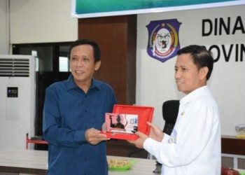 Kepala Dinas Kesehatan Provinsi Gorontalo Anang S Otoluwa saat memberikan cenderamata kepada Wakil Ketua Komisi I DPRD Banggai Suparno saat kunjungan kerja, Kamis (7/3/2024).