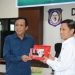 Kepala Dinas Kesehatan Provinsi Gorontalo Anang S Otoluwa saat memberikan cenderamata kepada Wakil Ketua Komisi I DPRD Banggai Suparno saat kunjungan kerja, Kamis (7/3/2024).