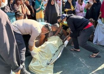 Proses evakuasi jasad Abdurrahman Thalib, seorang guru yang ditemukan tak bernyawa di halaman MI Al-Magfirah, Telaga, Kabupaten Gorontalo.