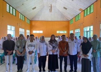 Sekretaris DinsosP3APPKB, Roos Panai saat foto bersama dengan para remaja usai menggelar Sosialisasi PIK-R sebagai upaya dini cegah stunting di MTS Negeri 1 Kabupaten Bone Bolango, Rabu (20/3/2024)
