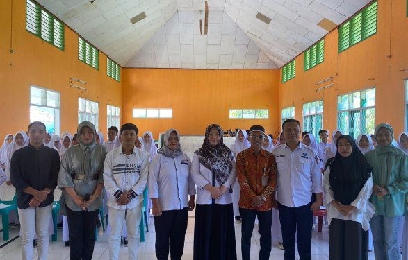 Sekretaris DinsosP3APPKB, Roos Panai saat foto bersama dengan para remaja usai menggelar Sosialisasi PIK-R sebagai upaya dini cegah stunting di MTS Negeri 1 Kabupaten Bone Bolango, Rabu (20/3/2024)