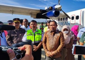 Penjagub Gorontalo Ismail Pakaya saat hadir pada penerbangan perdana angkutan udara perintis 2024 Koordinator Wilayah (Korwil) Gorontalo beberapa waktu lalu di Runway Bandara Djalauddin Gorontalo beberapa waktu lalu. (Dok. Kominfotik)