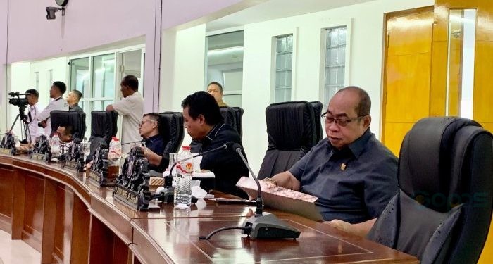 Anggota Komisi I DPRD Provinsi Gorontalo, Adhan Dambea saat menghadiri rapat paripurna DPRD Provinsi Gorontalo dalam rangka penyampaian LPJ Gubernur Gorontalo tahun 2023, Senin (4/3/2024) (jihan/gopos)