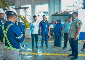 Kepala Balai Pengelola Transportasi Darat Kelas II Gorontalo, saat melakukan sidak di pelabuhan penyeberangan Gorontalo. Foto: Humas
