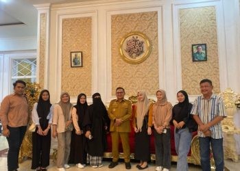 Wali Kota Gorontalo Marten Taha Menyambut Baik Mahasiswa Sosiologi dan Dosen Pembimbing di Rumah Dinas Wali Kota. Senin (4/3/2024). (Foto:Aas/Ome)