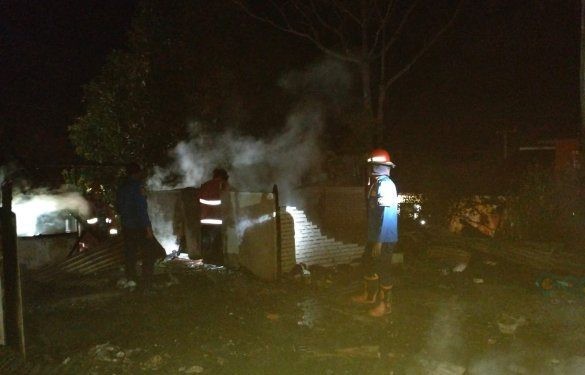 Pemadam Kebakaran saat melakukan pendinginan di beberapa titik api. (Istimewa)