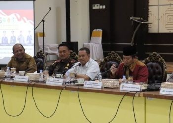 Ketua DPRD Provinsi Gorontalo, Paris RA Jusuf memberikan sambutan pada rapat forkopimda diperluas dalam rangka membahas hasil pleno rekapitulasi KPU tingkat Provinsi Gorontalo, Selasa (5/3/2024) (hms/deprov)