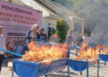 Kantor Pengawasan dan Pelayanan Bea dan Cukai Gorontalo memusnahkan barang bukti ratusan ribu batang rokok berbagai merek dan minuman keras illegal hasil penindakan selama tahun 2023.