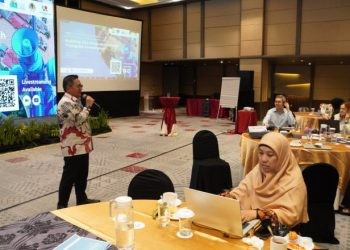 Wali Kota Gorontalo, Marten Taha saat memberikan paparan di kegiatan panel ahli dan pelatihan tematik CRIC yang mengangkat tema "Building City Resilience through Triangular Cooperation" atau membangun ketahanan kota melalui kerja sama triangular pada Rabu (6/3/2024) di Makassar.