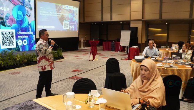 Wali Kota Gorontalo, Marten Taha saat memberikan paparan di kegiatan panel ahli dan pelatihan tematik CRIC yang mengangkat tema "Building City Resilience through Triangular Cooperation" atau membangun ketahanan kota melalui kerja sama triangular pada Rabu (6/3/2024) di Makassar.