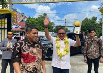 Capt:Wali Kota Gorontalo saat tiba dirumah dinas bersama wakil wali kota gorontalo bersama piala anugrah adipura.