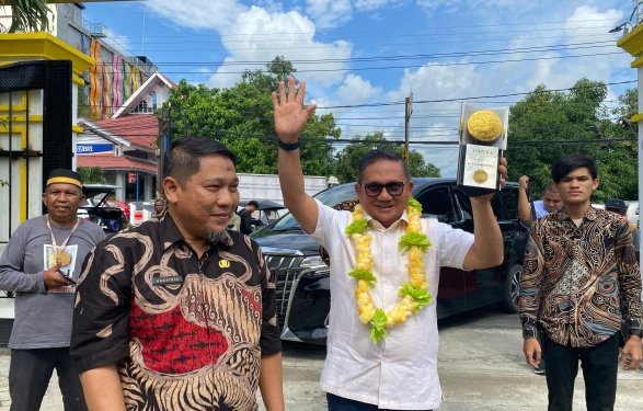 Capt:Wali Kota Gorontalo saat tiba dirumah dinas bersama wakil wali kota gorontalo bersama piala anugrah adipura.