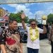 Capt:Wali Kota Gorontalo saat tiba dirumah dinas bersama wakil wali kota gorontalo bersama piala anugrah adipura.