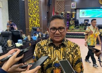 Walikota Gorontalo Marten Taha diwawancarai awak media.