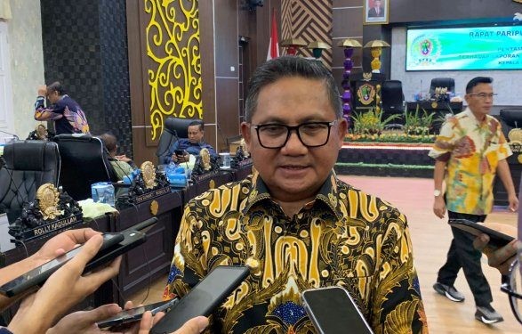 Walikota Gorontalo Marten Taha diwawancarai awak media.