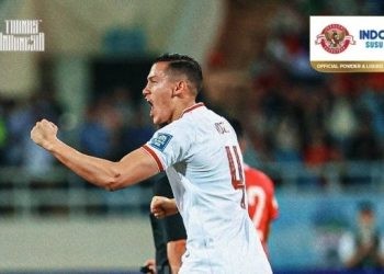 Bek Timnas Indonesia, Jay Idzes melakukan selebrasi usai mencetak gol pembuka ke gawang Vietnam dalam matchday keempat Grup F putaran kedua Kualifikasi Piala Dunia 2026 zona Asia di Stadion My Dinh, Hanoi, Selasa (26/3/2024). [Dok. X/Timnas Indonesia]
