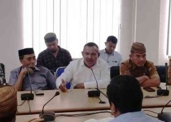 Anggota Komisi I DPRD Bone Bolango, Usman Hulopi saat mengikuti Rapat Dengar Pendapat (RDP) antara DPRD Bone Bolango, LSM Lingkungan dan beberapa Camat juga Kepala Desa dibagi Suwawa Cs seperti Suwawa Timur, Suwawa Tengah dan Pinogu, Selasa (26/3/2024).