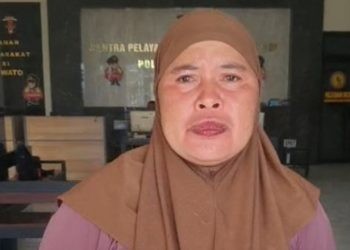 Yusni Lanio korban perampokan saat mengadu ke Polres Pohuwato.(f. Yusuf/Gopos)