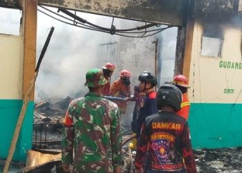 Petugas gabungan yang terdiri Petugas Damkar, TNI, Polri, BPBD melakukan pemadaman kebakaran yang melanda RS Dunda Limboto, Senin (11/3/2024)