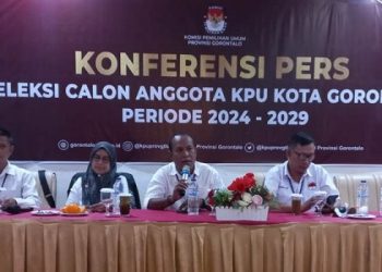 Tim Seleksi calon anggota KPU Kota Gorontalo menyampaikan keterangan pers terkait seleksi calon angota KPU Kota Gorontalo.(hasan/gopos)