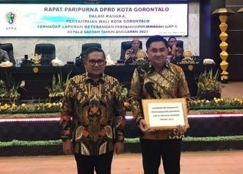 Ketua DPRD Kota Gorontalo Hardi Sidiki menerima LKPJ dari Walikota Gorontalo Marten Taha, Jumat (8/3/2024).
