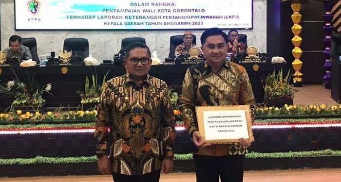 Ketua DPRD Kota Gorontalo Hardi Sidiki menerima LKPJ dari Walikota Gorontalo Marten Taha, Jumat (8/3/2024).