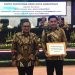 Ketua DPRD Kota Gorontalo Hardi Sidiki menerima LKPJ dari Walikota Gorontalo Marten Taha, Jumat (8/3/2024).
