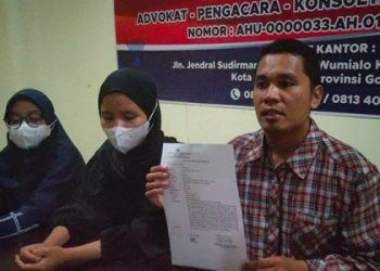 SD didampingi pengacara Ali Rajab memberikan keterangan kepada pers terkait dugaan teror mantan pacarnya melalui paket COD.