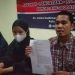 SD didampingi pengacara Ali Rajab memberikan keterangan kepada pers terkait dugaan teror mantan pacarnya melalui paket COD.