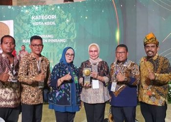Bupati Bone Bolango, Merlan S. Uloli saat menerima penghargaan Piala Adipura tahun 2023 di Gedung Manggala Wanabakti Kementerian LHK, Jakarta, Selasa (5/3/2024). (Foto Istimewa)