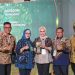 Bupati Bone Bolango, Merlan S. Uloli saat menerima penghargaan Piala Adipura tahun 2023 di Gedung Manggala Wanabakti Kementerian LHK, Jakarta, Selasa (5/3/2024). (Foto Istimewa)