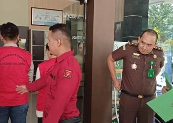 Kejaksaan Negeri Gorontalo menahan tiga tersangka kasus dugaan korupsi SPAM Dungingi Kota Gorontalo. Ketiganya merupakan kontraktor pelaksana proyek SPAM Dungingi.(sari/gopos)